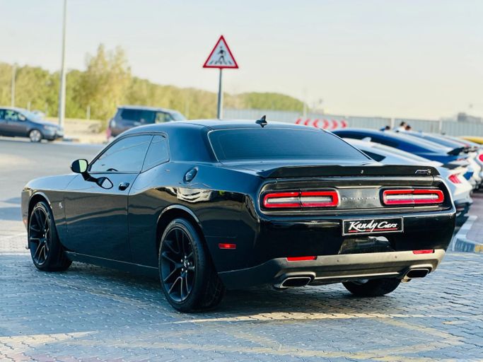 Подержанный Dodge Challenger R_T III Рестайлинг 2, 6.4 л, 2021 в Шардже от Kandy Cars Черный цвет. Американская | AUTO.AE