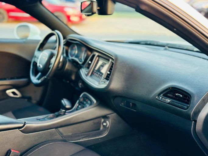 Подержанный Dodge Challenger SXT III Рестайлинг 2, 3.6 л, 2022 в Шардже от Kandy Cars Белый цвет. Американская | AUTO.AE