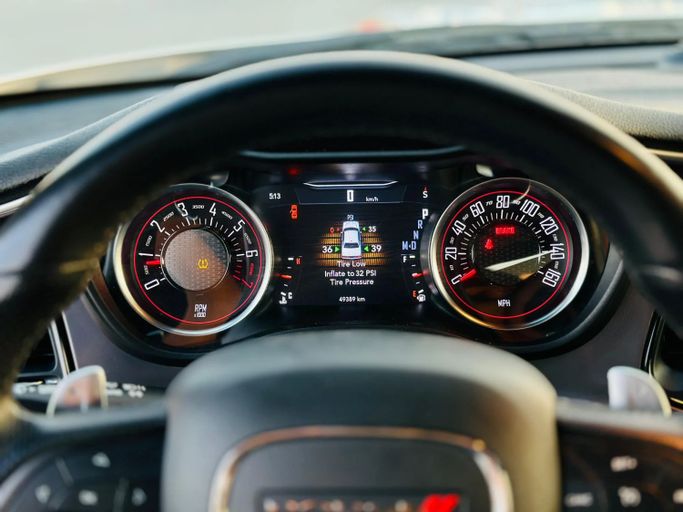 Подержанный Dodge Challenger SXT III Рестайлинг 2, 3.6 л, 2022 в Шардже от Kandy Cars Белый цвет. Американская | AUTO.AE