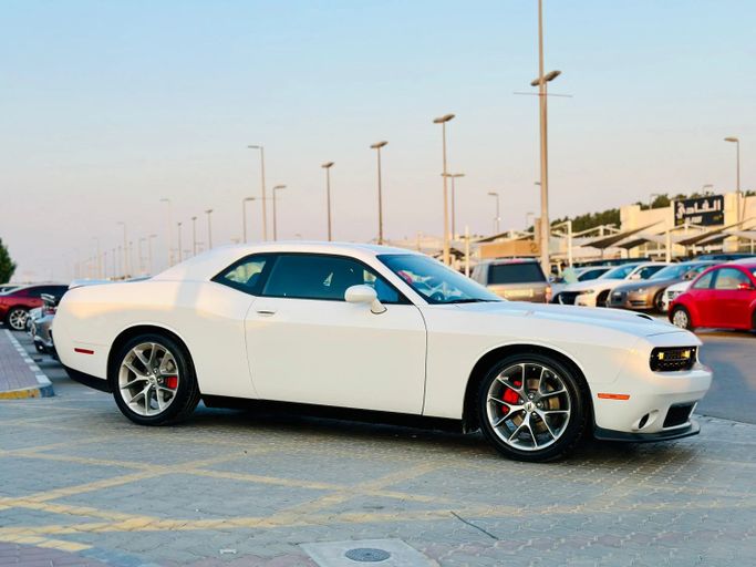 Подержанный Dodge Challenger SXT III Рестайлинг 2, 3.6 л, 2022 в Шардже от Kandy Cars Белый цвет. Американская | AUTO.AE