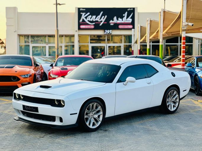 Подержанный Dodge Challenger R_T III Рестайлинг 2, 5.7 л, 2020 в Шардже от Kandy Cars Белый цвет. Американская | AUTO.AE