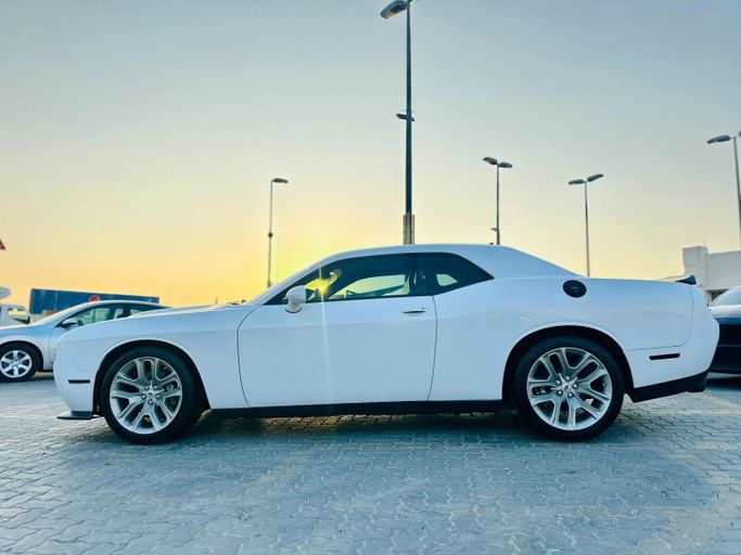 Подержанный Dodge Challenger R_T III Рестайлинг 2, 5.7 л, 2020 в Шардже от Kandy Cars Белый цвет. Американская | AUTO.AE