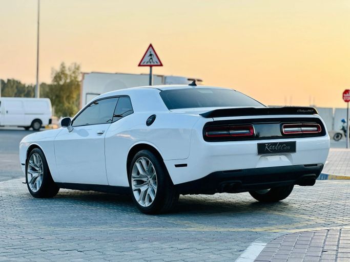 Подержанный Dodge Challenger R_T III Рестайлинг 2, 5.7 л, 2020 в Шардже от Kandy Cars Белый цвет. Американская | AUTO.AE