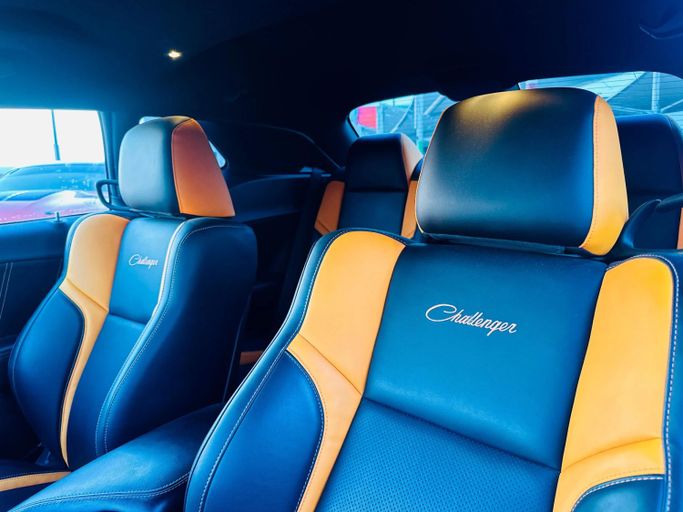 Подержанный Dodge Challenger SXT III Рестайлинг 2, 3.6 л, 2021 в Шардже от Kandy Cars Красный цвет. Американская | AUTO.AE