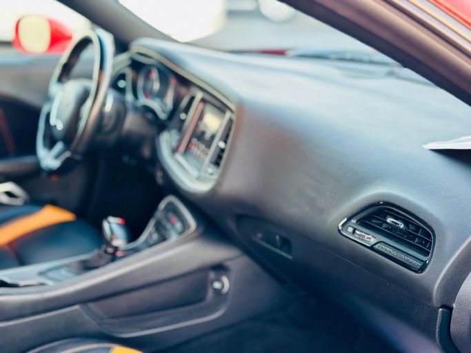 Подержанный Dodge Challenger SXT III Рестайлинг 2, 3.6 л, 2021 в Шардже от Kandy Cars Красный цвет. Американская | AUTO.AE