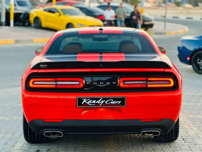 Подержанный Dodge Challenger SXT III Рестайлинг 2, 3.6 л, 2021 в Шардже от Kandy Cars Красный цвет. Американская | AUTO.AE