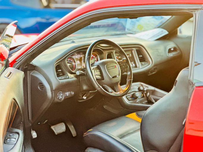 Подержанный Dodge Challenger SXT III Рестайлинг 2, 3.6 л, 2021 в Шардже от Kandy Cars Красный цвет. Американская | AUTO.AE