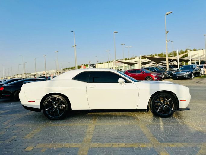 Подержанный Dodge Challenger SXT III Рестайлинг 2, 3.6 л, 2020 в Шардже от Kandy Cars Белый цвет. Американская | AUTO.AE