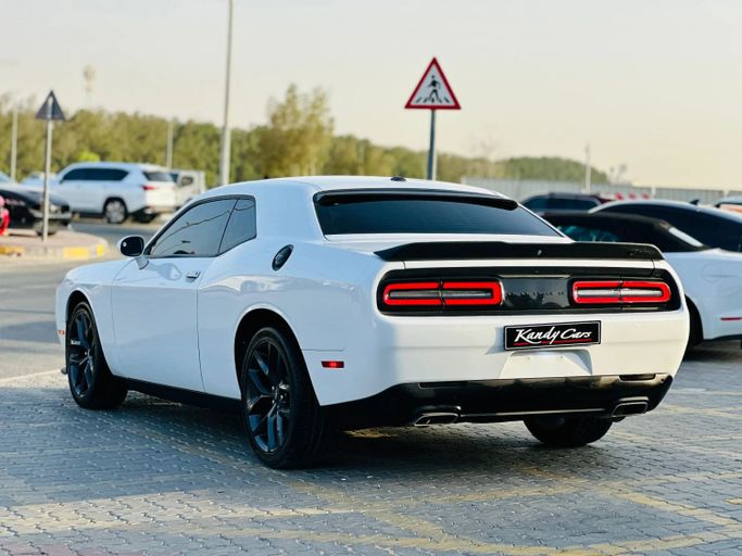 Подержанный Dodge Challenger SXT III Рестайлинг 2, 3.6 л, 2020 в Шардже от Kandy Cars Белый цвет. Американская | AUTO.AE