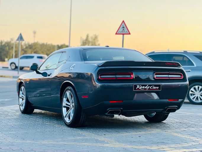 Подержанный Dodge Challenger R_T III Рестайлинг 2, 5.7 л, 2022 в Шардже от Kandy Cars Серый цвет. Американская | AUTO.AE