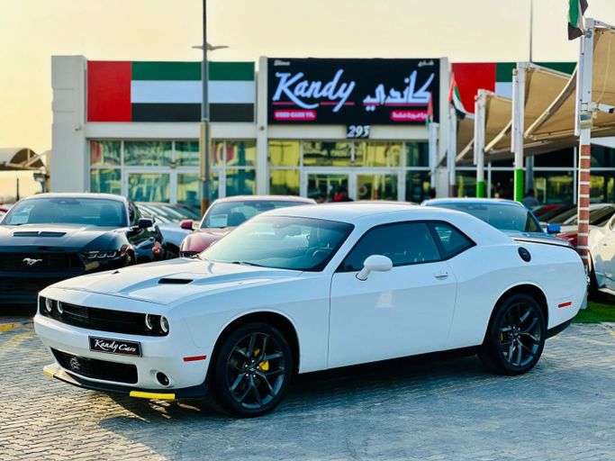 Подержанный Dodge Challenger SXT III Рестайлинг 2, 3.6 л, 2021 в Шардже от Kandy Cars Белый цвет. Американская | AUTO.AE