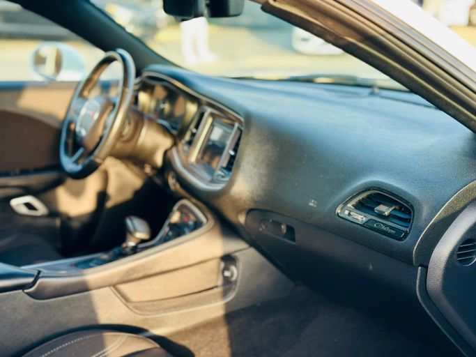 Подержанный Dodge Challenger SXT III Рестайлинг 2, 3.6 л, 2021 в Шардже от Kandy Cars Белый цвет. Американская | AUTO.AE