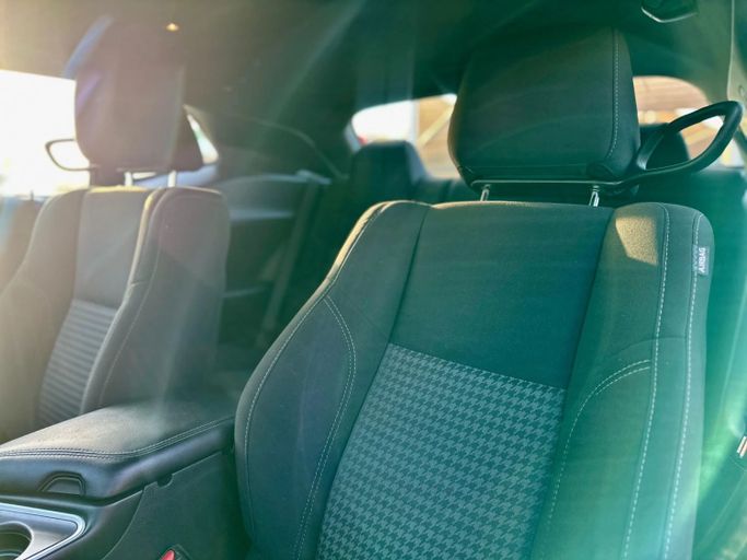 Подержанный Dodge Challenger SXT III Рестайлинг 2, 3.6 л, 2021 в Шардже от Kandy Cars Белый цвет. Американская | AUTO.AE