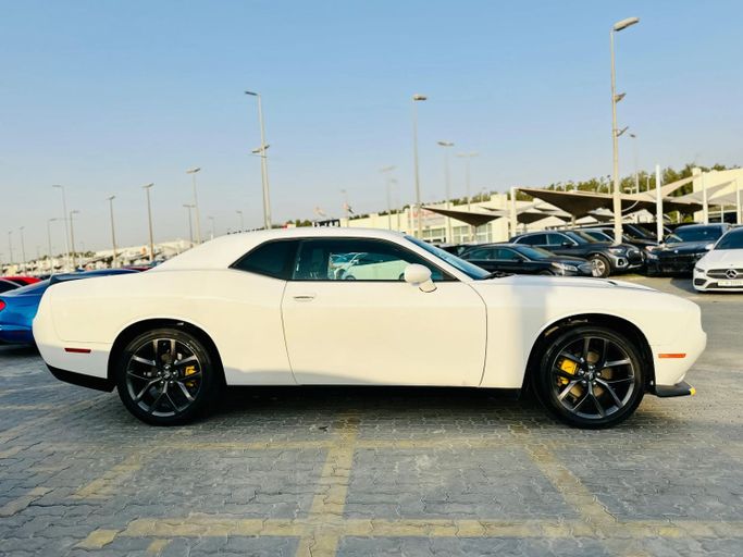 Подержанный Dodge Challenger SXT III Рестайлинг 2, 3.6 л, 2021 в Шардже от Kandy Cars Белый цвет. Американская | AUTO.AE