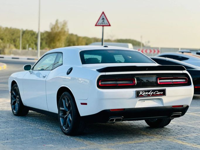 Подержанный Dodge Challenger SXT III Рестайлинг 2, 3.6 л, 2021 в Шардже от Kandy Cars Белый цвет. Американская | AUTO.AE