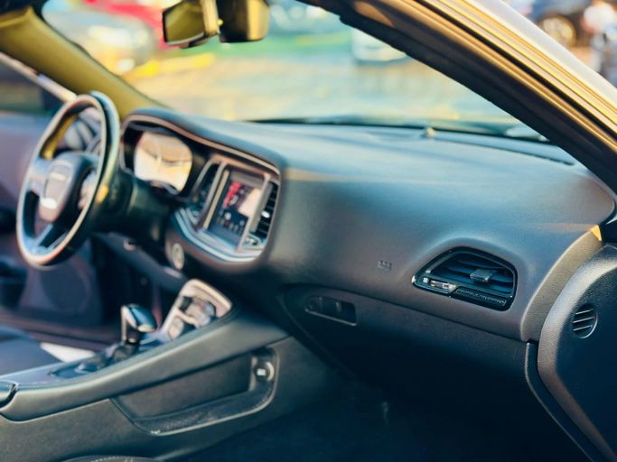 Подержанный Dodge Challenger SXT III Рестайлинг 2, 3.6 л, 2021 в Шардже от Kandy Cars Серый цвет. Американская | AUTO.AE