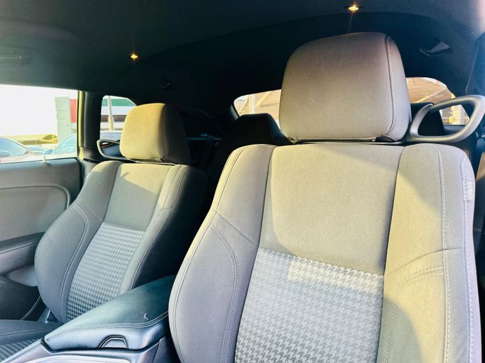 Подержанный Dodge Challenger SXT III Рестайлинг 2, 3.6 л, 2021 в Шардже от Kandy Cars Серый цвет. Американская | AUTO.AE