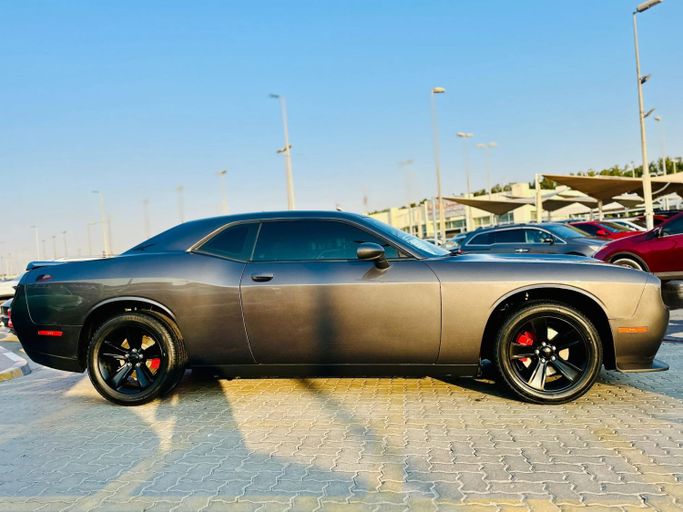 Подержанный Dodge Challenger SXT III Рестайлинг 2, 3.6 л, 2021 в Шардже от Kandy Cars Серый цвет. Американская | AUTO.AE