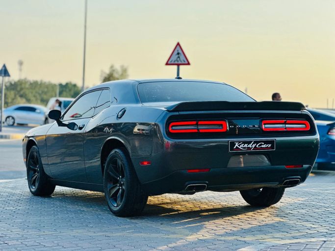 Подержанный Dodge Challenger SXT III Рестайлинг 2, 3.6 л, 2021 в Шардже от Kandy Cars Серый цвет. Американская | AUTO.AE