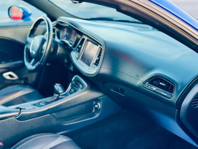 Подержанный Dodge Challenger SXT III Рестайлинг 2, 3.6 л, 2022 в Шардже от Kandy Cars Синий цвет. Американская | AUTO.AE