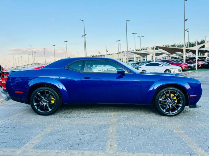 Подержанный Dodge Challenger SXT III Рестайлинг 2, 3.6 л, 2022 в Шардже от Kandy Cars Синий цвет. Американская | AUTO.AE