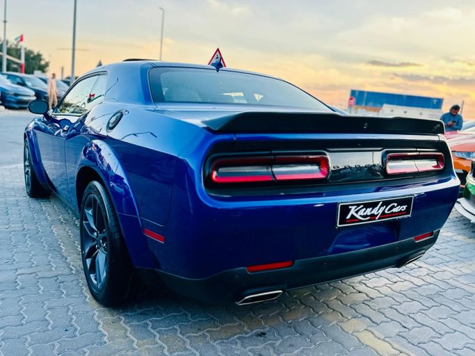 Подержанный Dodge Challenger SXT III Рестайлинг 2, 3.6 л, 2022 в Шардже от Kandy Cars Синий цвет. Американская | AUTO.AE
