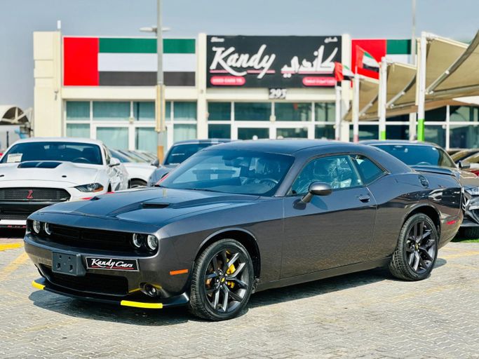 Подержанный Dodge Challenger SXT III Рестайлинг 2, 3.6 л, 2020 в Шардже от Kandy Cars Серый цвет. Американская | AUTO.AE