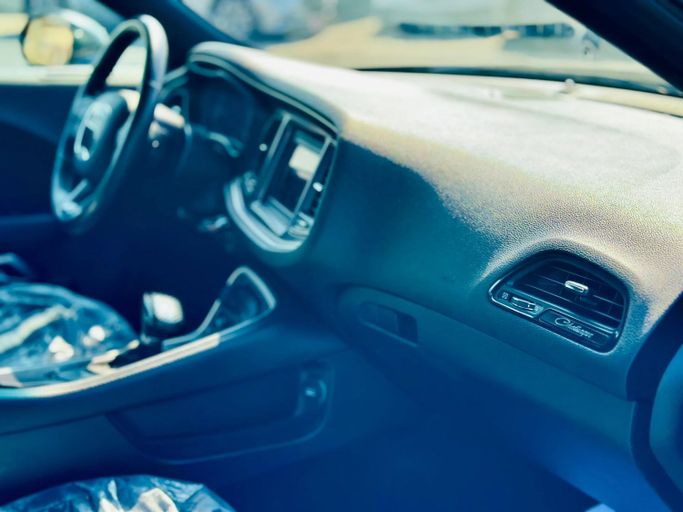 Подержанный Dodge Challenger SXT III Рестайлинг 2, 3.6 л, 2020 в Шардже от Kandy Cars Серый цвет. Американская | AUTO.AE