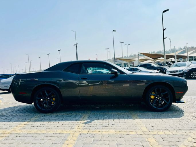 Подержанный Dodge Challenger SXT III Рестайлинг 2, 3.6 л, 2020 в Шардже от Kandy Cars Серый цвет. Американская | AUTO.AE