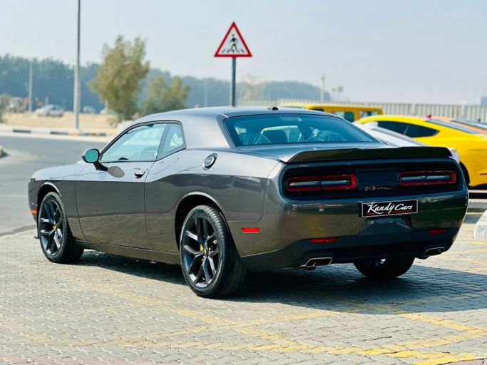 Подержанный Dodge Challenger SXT III Рестайлинг 2, 3.6 л, 2020 в Шардже от Kandy Cars Серый цвет. Американская | AUTO.AE