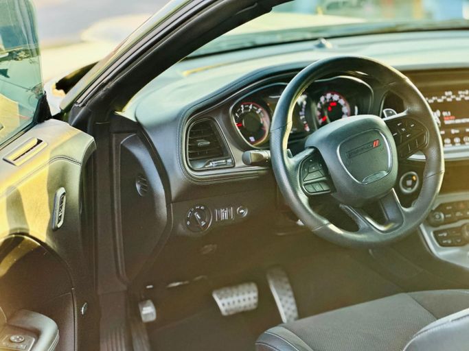 Подержанный Dodge Challenger R_T III Рестайлинг 2, 6.4 л, 2023 в Шардже от Kandy Cars Зеленый цвет. Американская | AUTO.AE