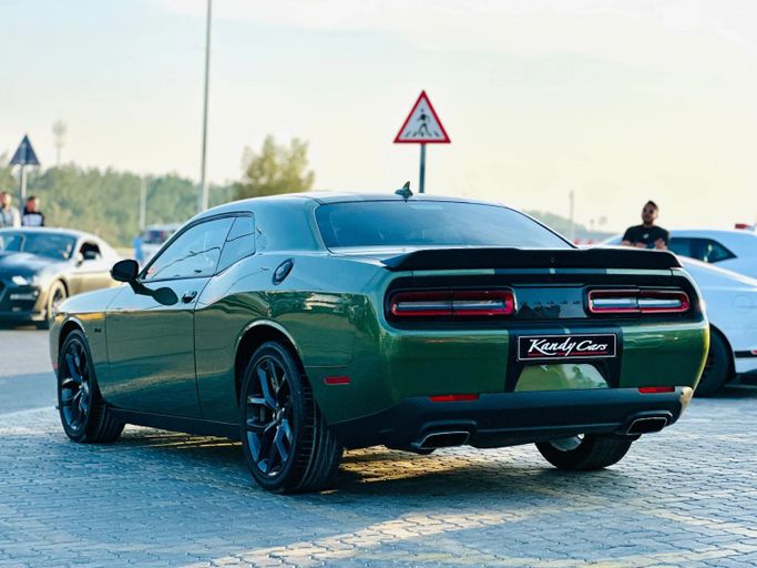 Подержанный Dodge Challenger R_T III Рестайлинг 2, 6.4 л, 2023 в Шардже от Kandy Cars Зеленый цвет. Американская | AUTO.AE