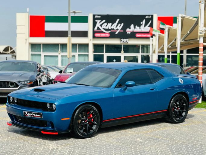 Подержанный Dodge Challenger SXT III Рестайлинг 2, 3.6 л, 2021 в Шардже от Kandy Cars Синий цвет. Американская | AUTO.AE