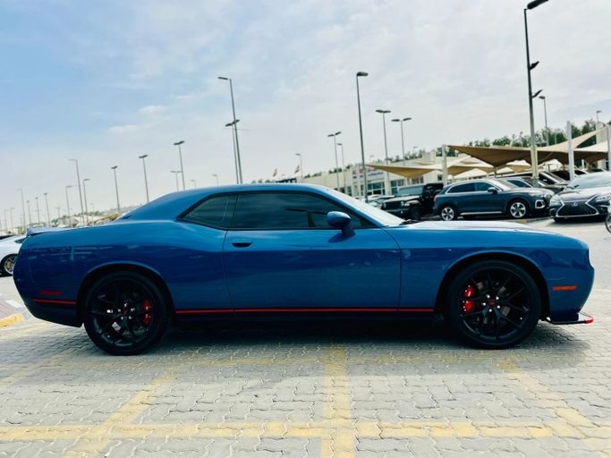 Подержанный Dodge Challenger SXT III Рестайлинг 2, 3.6 л, 2021 в Шардже от Kandy Cars Синий цвет. Американская | AUTO.AE