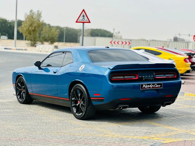 Подержанный Dodge Challenger SXT III Рестайлинг 2, 3.6 л, 2021 в Шардже от Kandy Cars Синий цвет. Американская | AUTO.AE