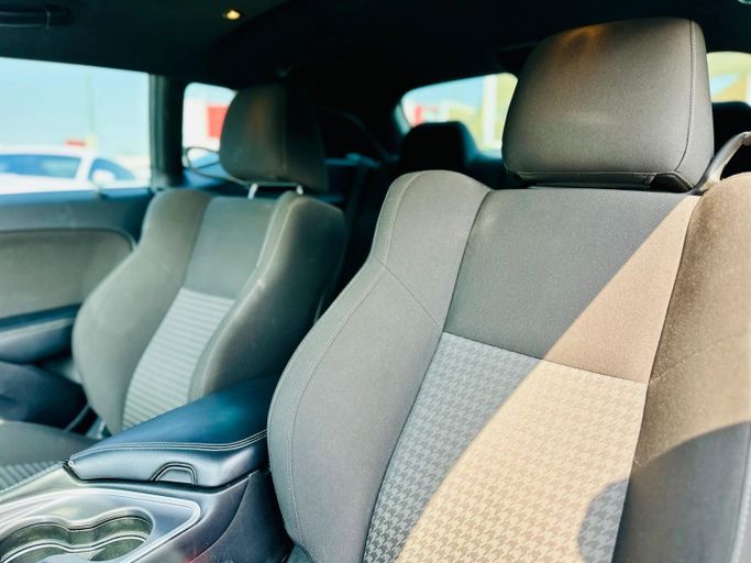 Подержанный Dodge Challenger R_T III Рестайлинг 2, 6.4 л, 2021 в Шардже от Kandy Cars Серый цвет. Американская | AUTO.AE