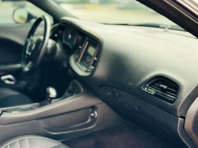 Подержанный Dodge Challenger R_T III Рестайлинг 2, 6.4 л, 2019 в Шардже от Kandy Cars Серый цвет. Американская | AUTO.AE