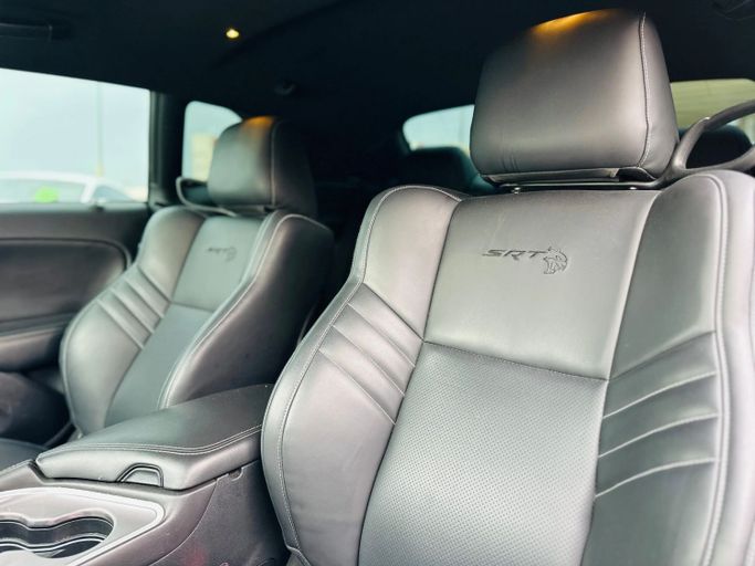 Подержанный Dodge Challenger R_T III Рестайлинг 2, 6.4 л, 2019 в Шардже от Kandy Cars Серый цвет. Американская | AUTO.AE