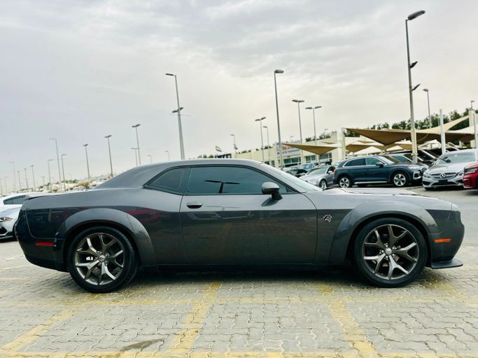 Подержанный Dodge Challenger R_T III Рестайлинг 2, 6.4 л, 2019 в Шардже от Kandy Cars Серый цвет. Американская | AUTO.AE
