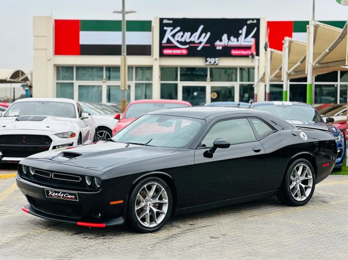Подержанный Dodge Challenger SXT III Рестайлинг 2, 3.6 л, 2022 в Шардже от Kandy Cars Черный цвет. Американская | AUTO.AE