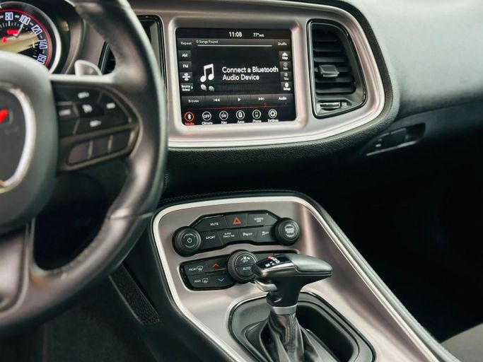 Подержанный Dodge Challenger SXT III Рестайлинг 2, 3.6 л, 2022 в Шардже от Kandy Cars Черный цвет. Американская | AUTO.AE