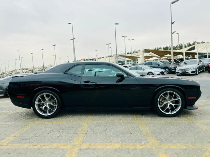 Подержанный Dodge Challenger SXT III Рестайлинг 2, 3.6 л, 2022 в Шардже от Kandy Cars Черный цвет. Американская | AUTO.AE