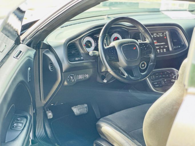 Подержанный Dodge Challenger R_T III Рестайлинг 2, 5.7 л, 2022 в Шардже от Kandy Cars Серый цвет. Американская | AUTO.AE