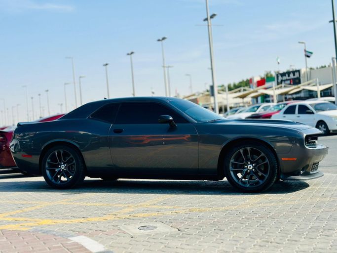 Подержанный Dodge Challenger R_T III Рестайлинг 2, 5.7 л, 2022 в Шардже от Kandy Cars Серый цвет. Американская | AUTO.AE