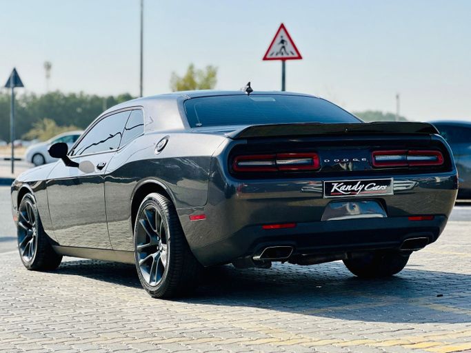 Подержанный Dodge Challenger R_T III Рестайлинг 2, 5.7 л, 2022 в Шардже от Kandy Cars Серый цвет. Американская | AUTO.AE