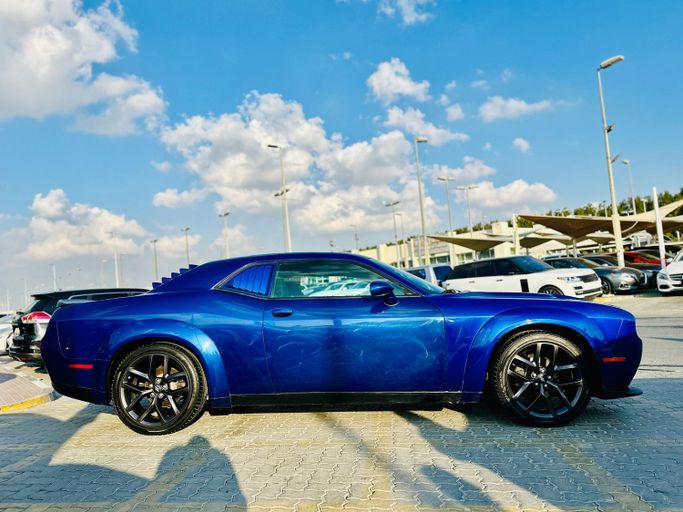 Подержанный Dodge Challenger SXT III Рестайлинг 2, 3.6 л, 2020 в Шардже от Kandy Cars Синий цвет. Американская | AUTO.AE