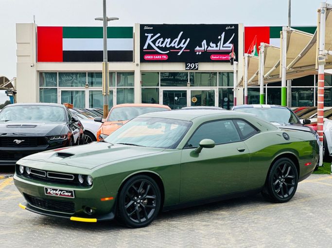 Подержанный Dodge Challenger SXT III Рестайлинг 2, 3.6 л, 2022 в Шардже от Kandy Cars Зеленый цвет. Американская | AUTO.AE