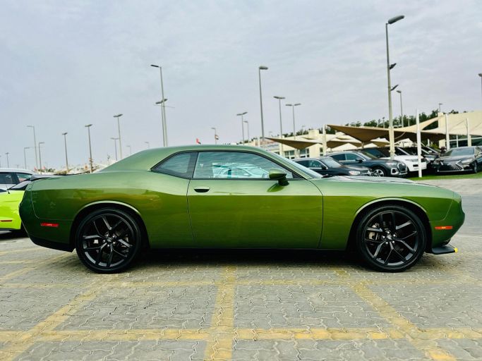 Подержанный Dodge Challenger SXT III Рестайлинг 2, 3.6 л, 2022 в Шардже от Kandy Cars Зеленый цвет. Американская | AUTO.AE