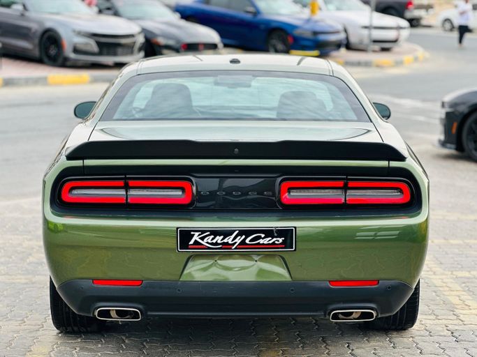 Подержанный Dodge Challenger SXT III Рестайлинг 2, 3.6 л, 2022 в Шардже от Kandy Cars Зеленый цвет. Американская | AUTO.AE