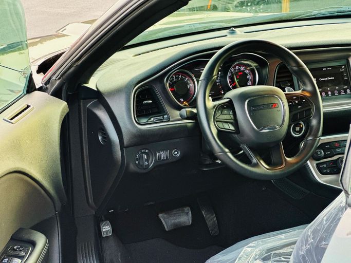 Подержанный Dodge Challenger SXT III Рестайлинг 2, 3.6 л, 2022 в Шардже от Kandy Cars Серый цвет. Американская | AUTO.AE